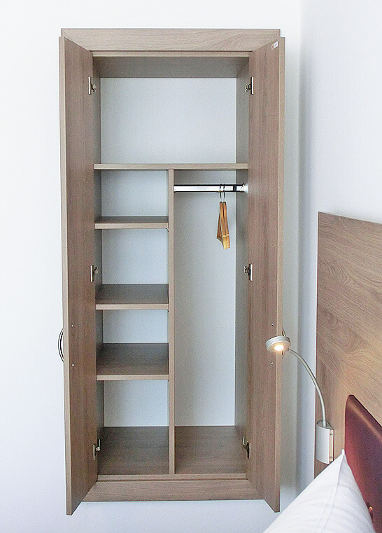 Hotel Stauraum Schrank